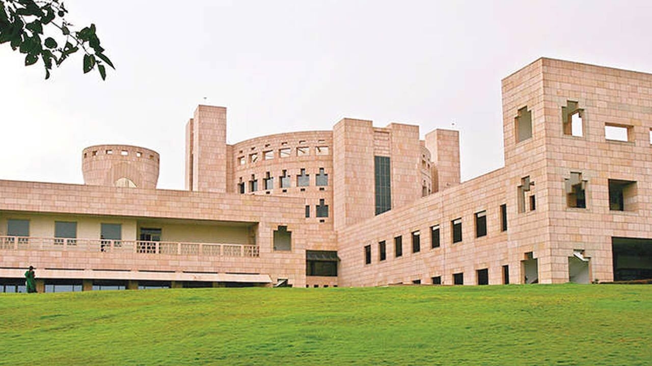 130 students join ISB's PGP YL 2025-2027 batch