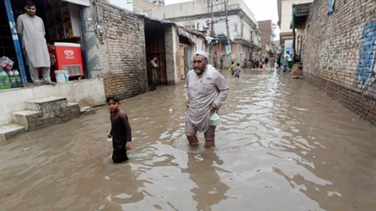Pakistan: Failure to clean clogged drains raises public concerns during monsoon