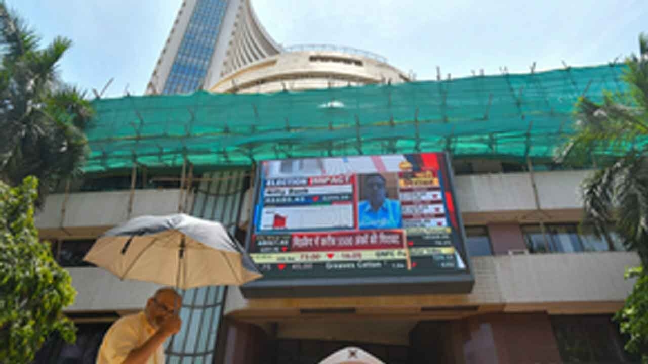 Indian stock market falls amid fresh US tariff threats, selling in IT stock