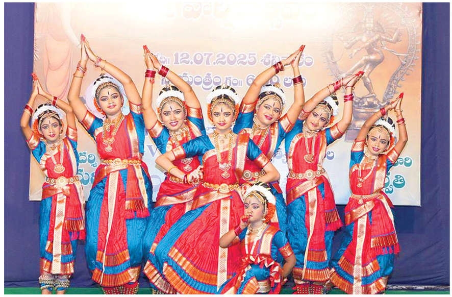 Artistic excellence mark Gurupujotsav