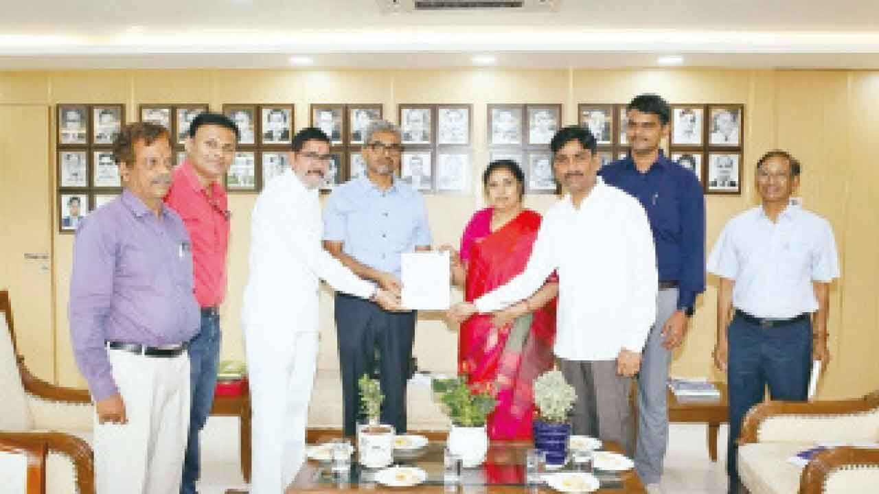Plea to expedite rly development works