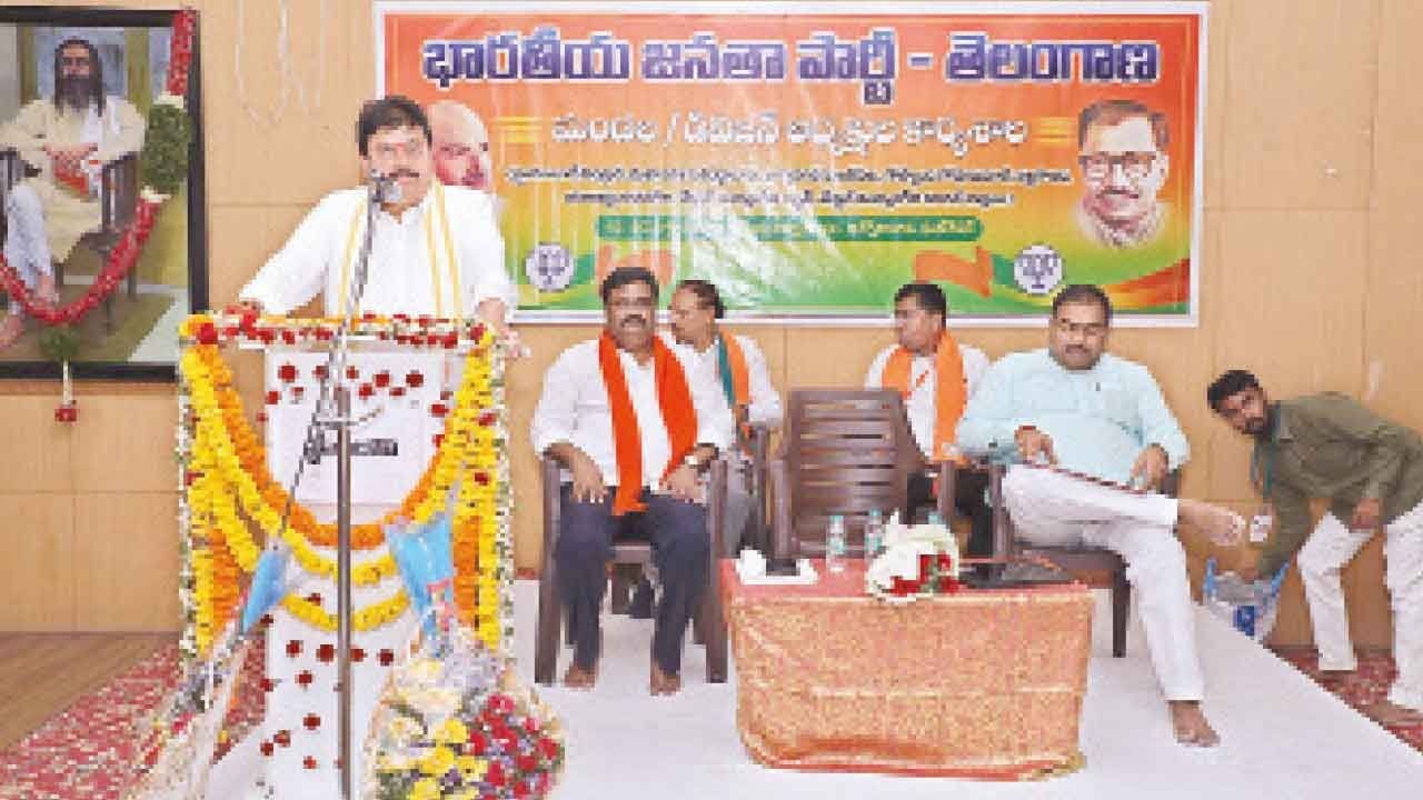 BJP chief calls upon partymen to adopt booth-centric strategy