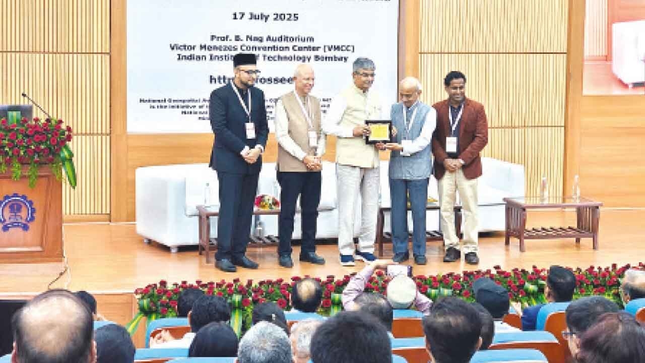 SKLTGHU honoured with Best University Award for promoting open-source GIS in education