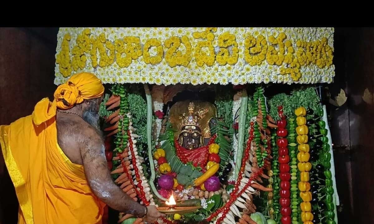 MLA Vijayudu Offers Special Prayers at Sri Jogulamba and Bala Brahmeshwara Temples on Auspicious Ashada Friday
