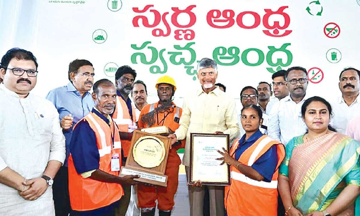 CM felicitates sanitary workers