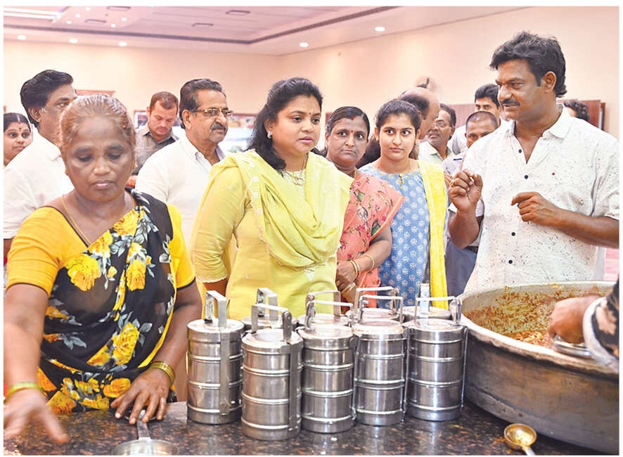 Tulasi Rambabu delivers free food to 200 poor people