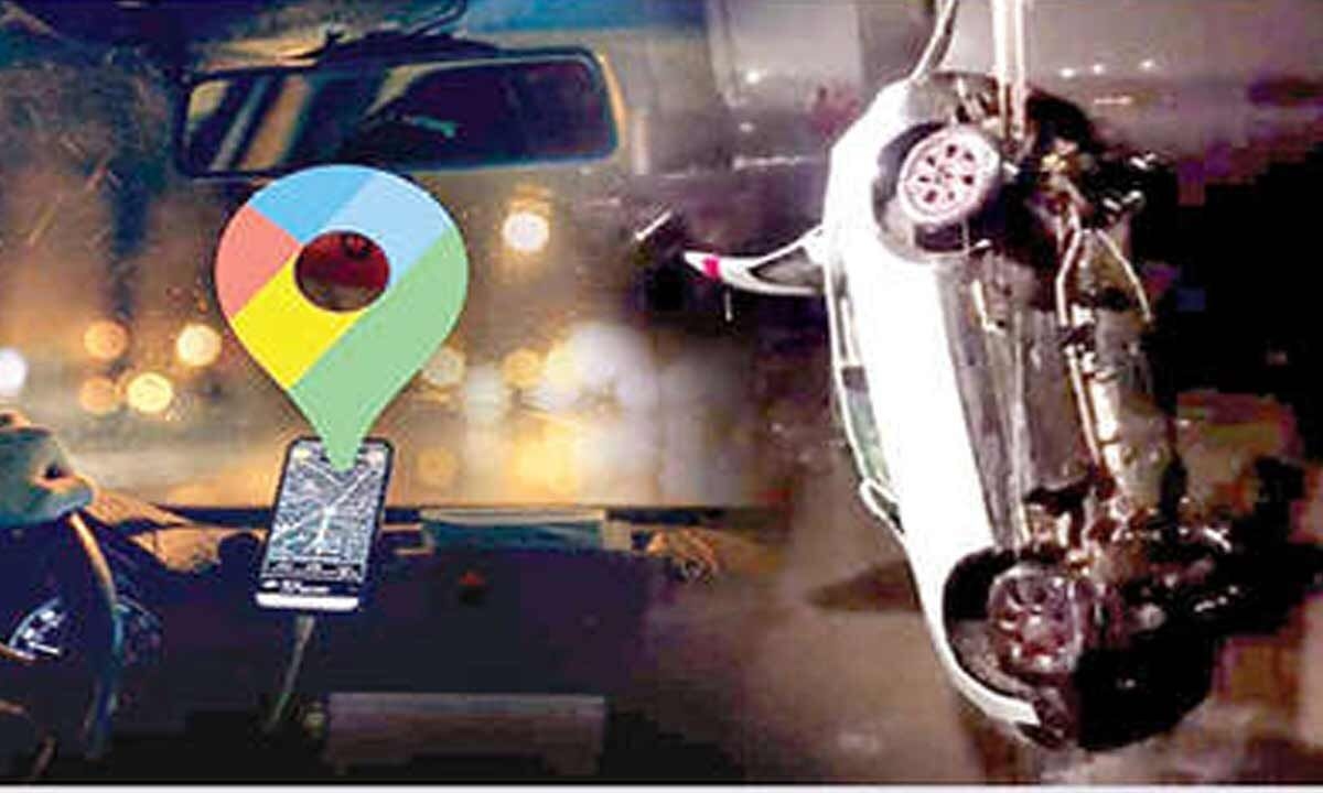 Misled by Google Maps, car falls into ditch near Mumbai
