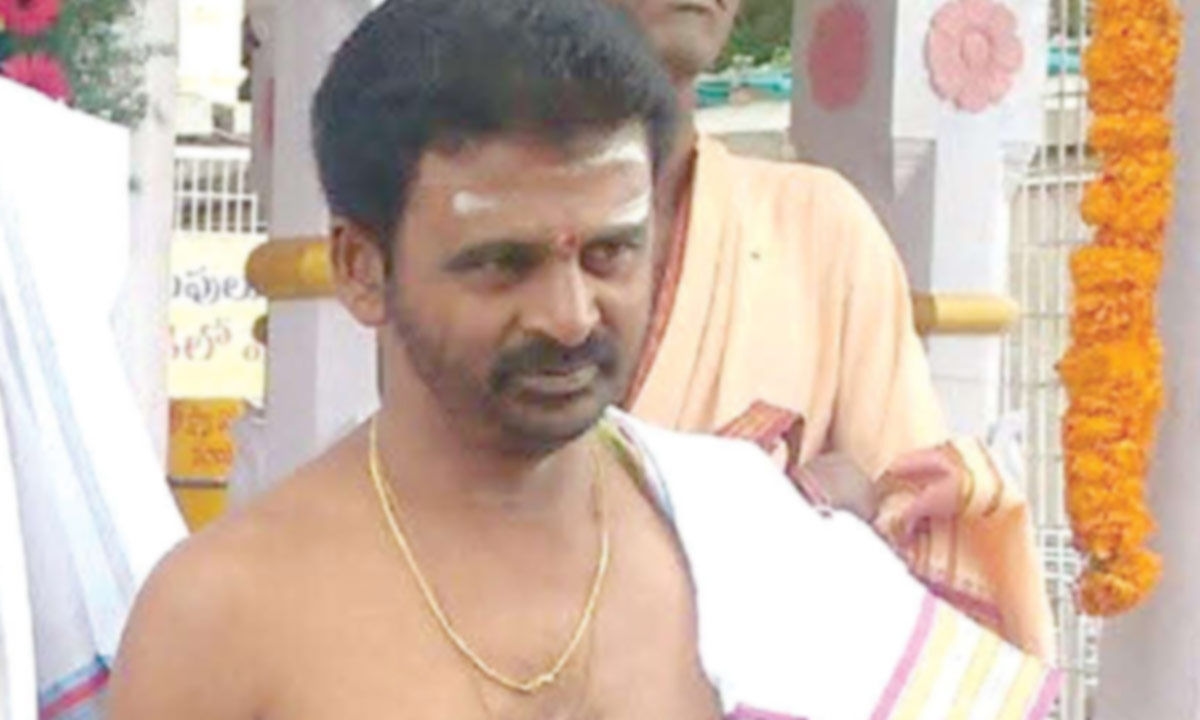 Urukonda temple priest ends life, alleges harassment