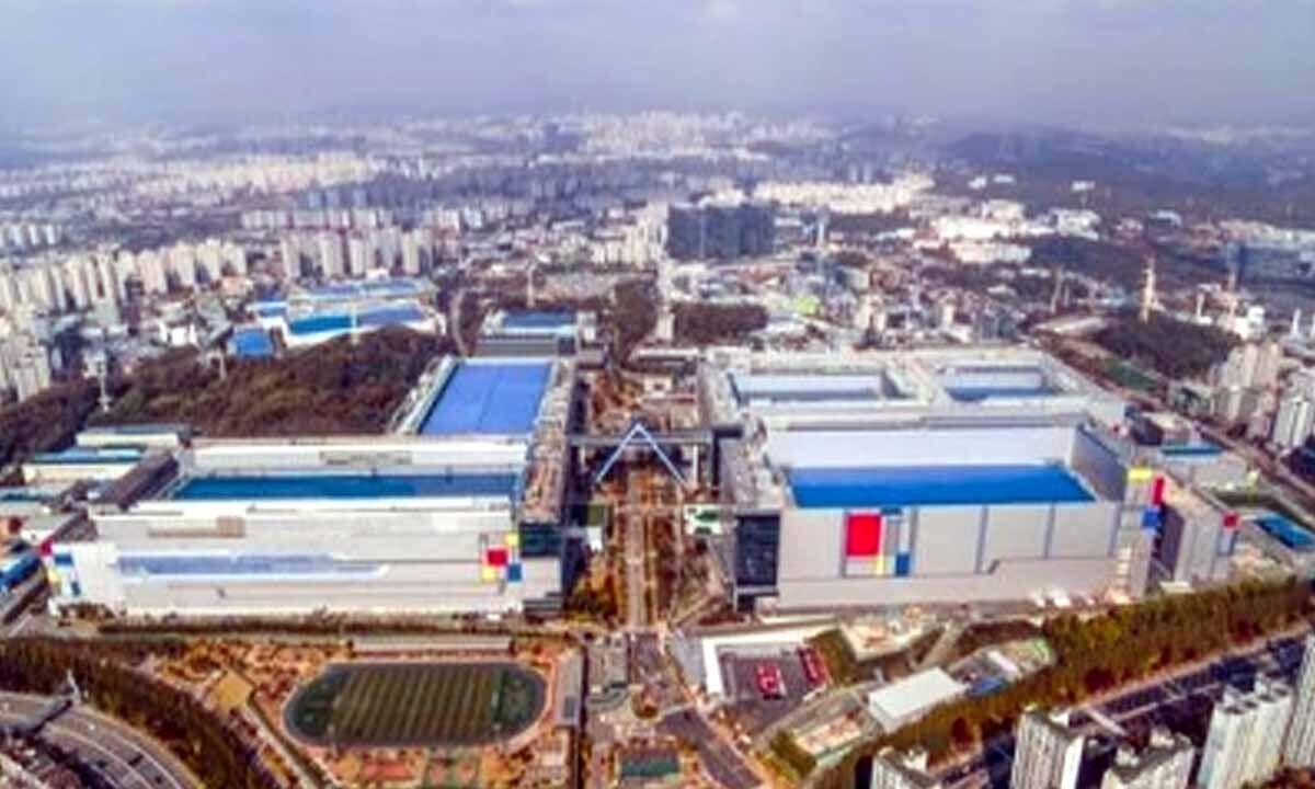 Samsung's Q2 net income drops nearly 50 pc due to sluggish chip biz