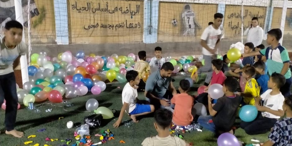ساحات تزيين بالبالونات ولافتات التهنئة بكفر الشيخ