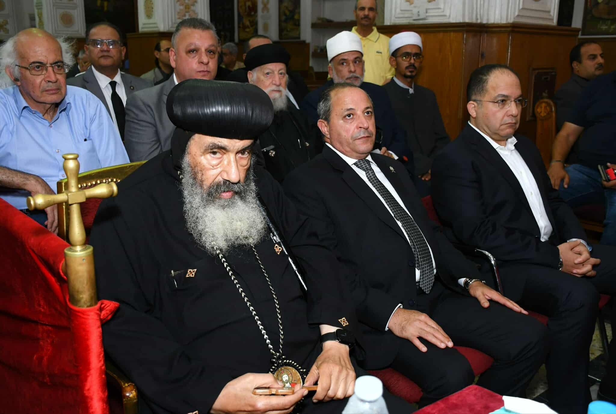 محافظ بورسعيد يحضر عزاء القمص بطرس الجبلاوي كاهن كنيسة مارجرجس