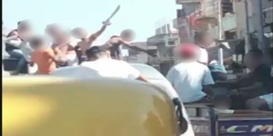 كشف ملابسات قيام مستقلي سيارتين ومركبة "تروسيكل" بتعطيل الحركة المرورية والتلويح بأسلحة بيضاء بالبحيرة