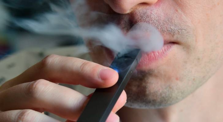 نكهات قاتلة خلف ستار الفواكه.. "الفيب" يغزو المراهقين ويهدد حياة جيلاً كاملاً