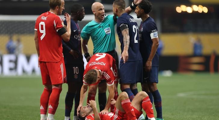 قبل الصدام المرتقب.. الفيفا يضرب باريس بحرمان دفاعه الأساسي