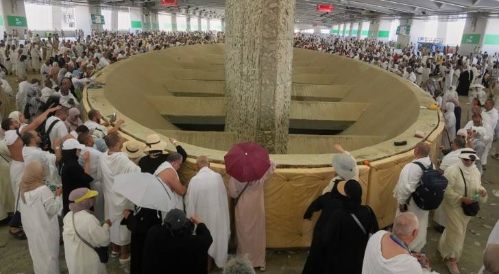 Hajj pilgrims perform stoning of Jamarat on first day of Tashreeq