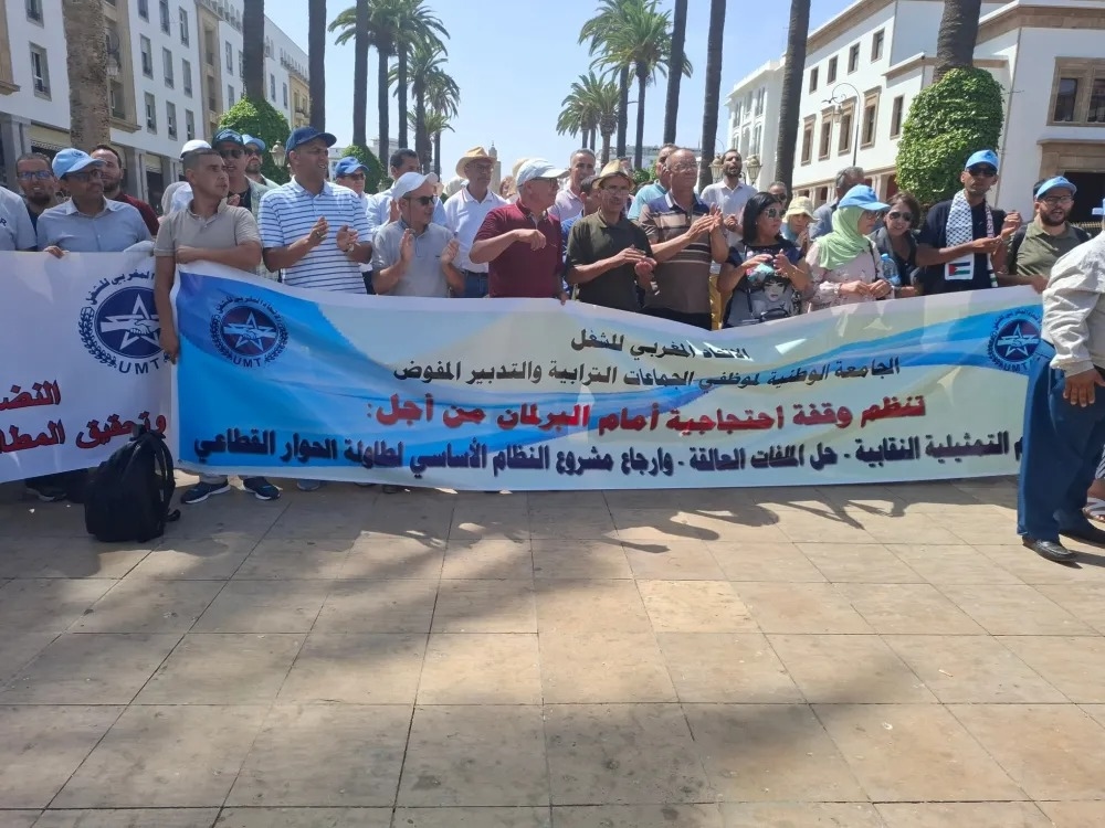 موظفو الجماعات يحتجون أمام البرلمان رفضا لاتفاق 'فارغ المحتوى'