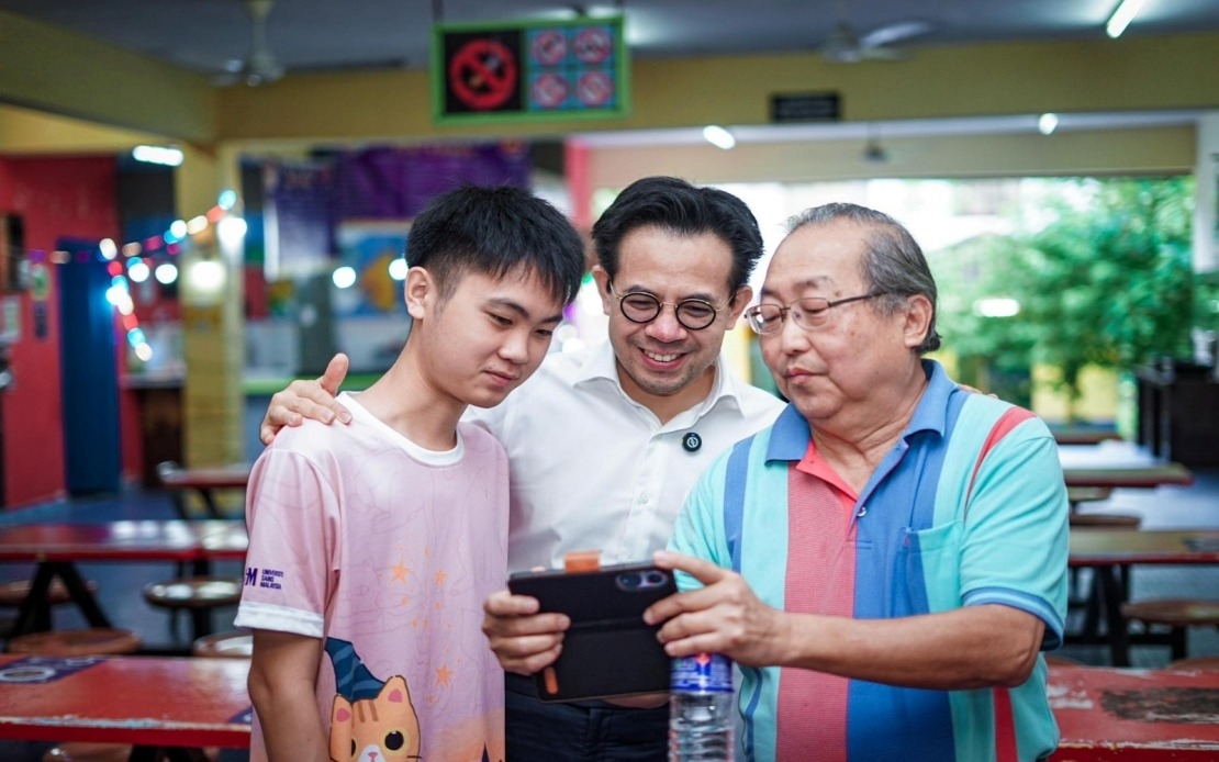 Steven Sim Adopts Fourth USM Student, Offers Support Amid Hardships