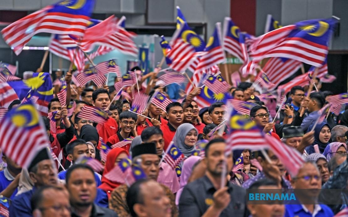 Fly The Jalur Gemilang To Express Love For Nation