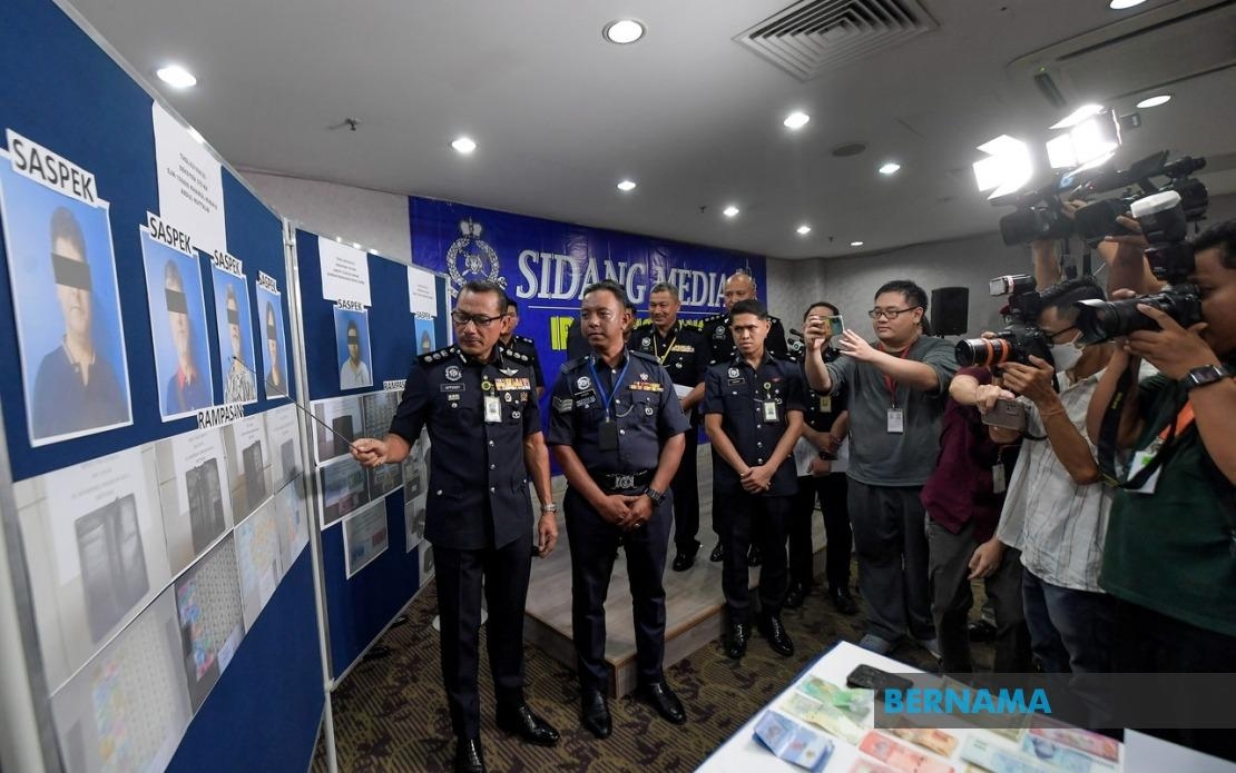 Five Magic Gang Suspects Nabbed For Tricking Foreign Tourists
