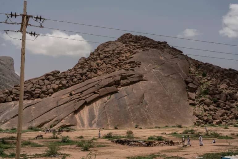 خروج الماء من جبل توتيل شرق السودان.. مشهد غير مألوف