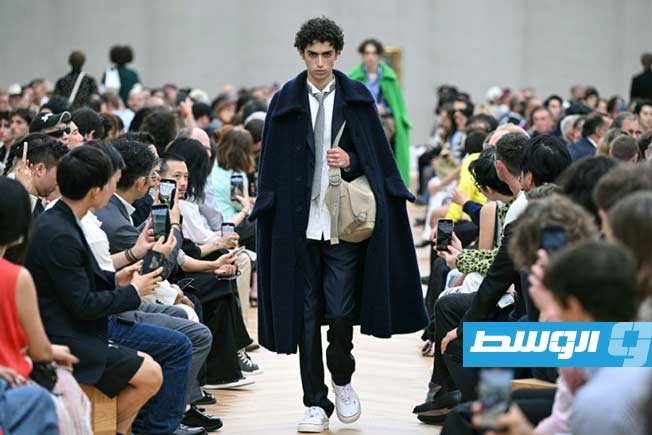 جوناثان أندرسون يعيد برمجة «ديور للرجال».. عرض آسر يمزج بين التراث والتجديد