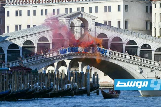 500 شخص يتظاهرون اعتراضا على زفاف بيزوس وسانشيز في البندقية