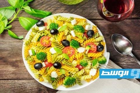 سلطة المعكرونة بالخضروات والكينوا