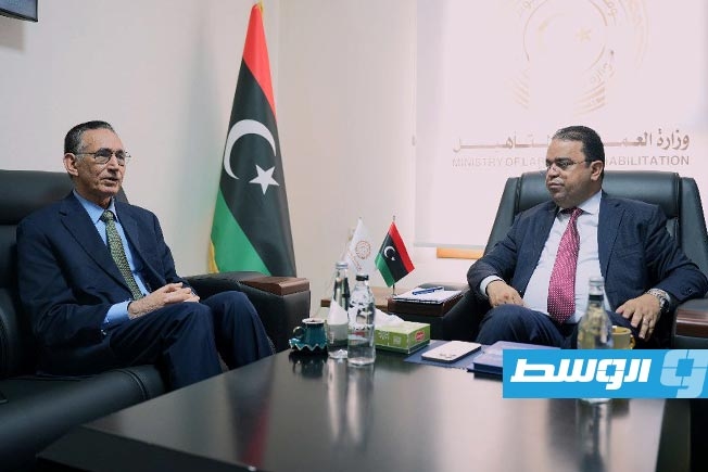 العابد والحويج يناقشان تنظيم شركات الخدمات العمالية