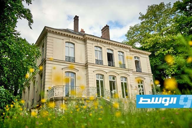 كان يستخدمه للتصميم والاستقبالات.. مزاد على منزل مصمم الأزياء الألماني كارل لاغرفيلد