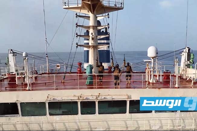 الحوثيون يتبنون الهجوم على سفينة شحن في البحر الأحمر الإثنين