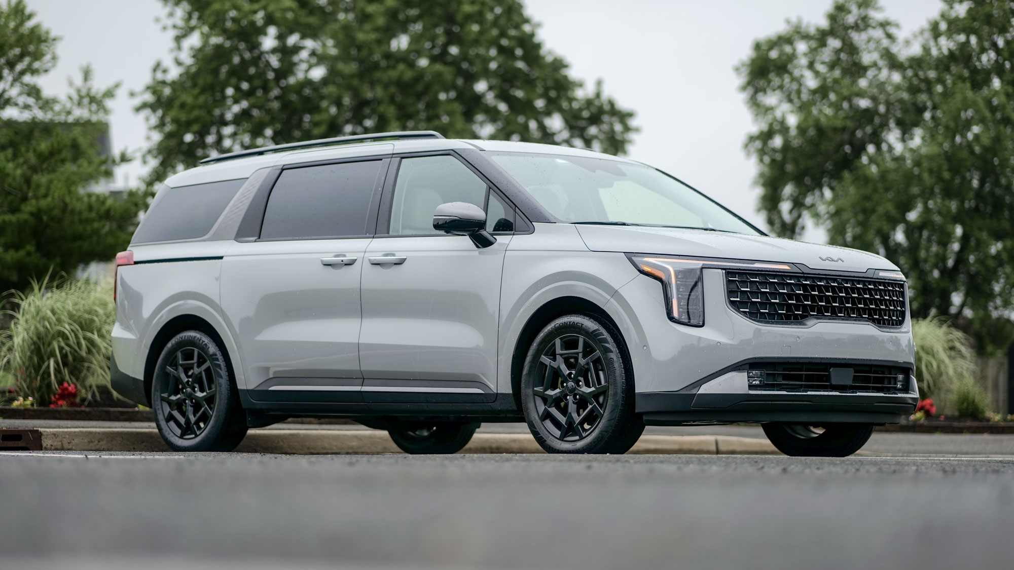 I drove the 2025 Kia Carnival Hybrid for a week — here's my pros and cons