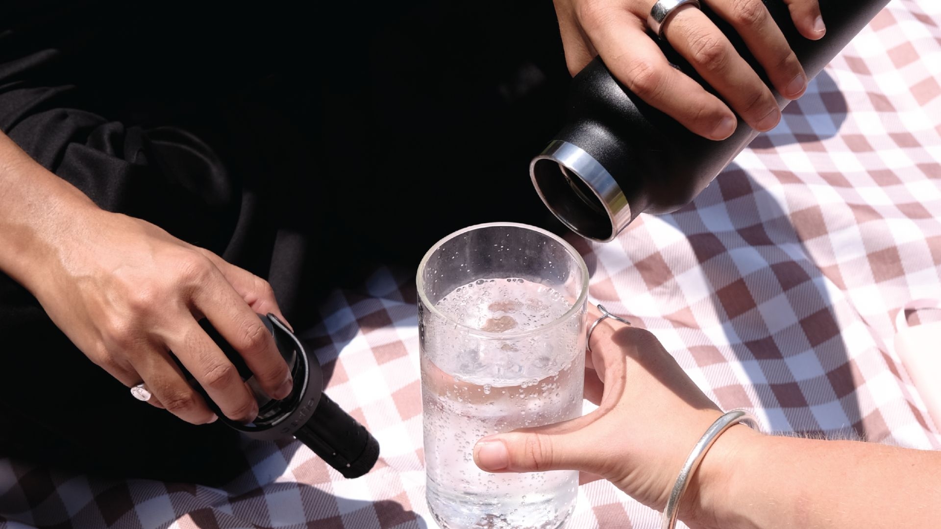 You don't need a SodaStream — this new $54 gadget attaches to your water bottle, and can make fizzy drinks on the go