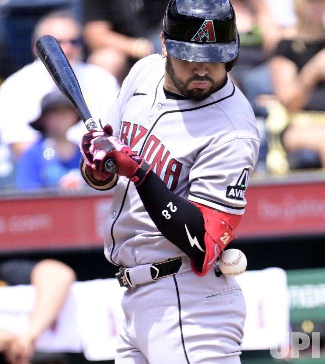Photo: Diamondbacks Eugenio Suárez Hit by Pitch in Pittsburgh