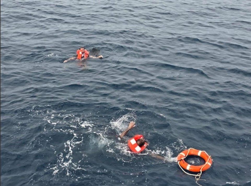 إغراق الحوثيين لسفينتين يثير تفاعل مستخدمي وسائل التواصل الاجتماعي