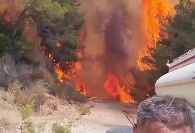 بالفيديو: حريق ضخم يجتاح ريف اللاذقية