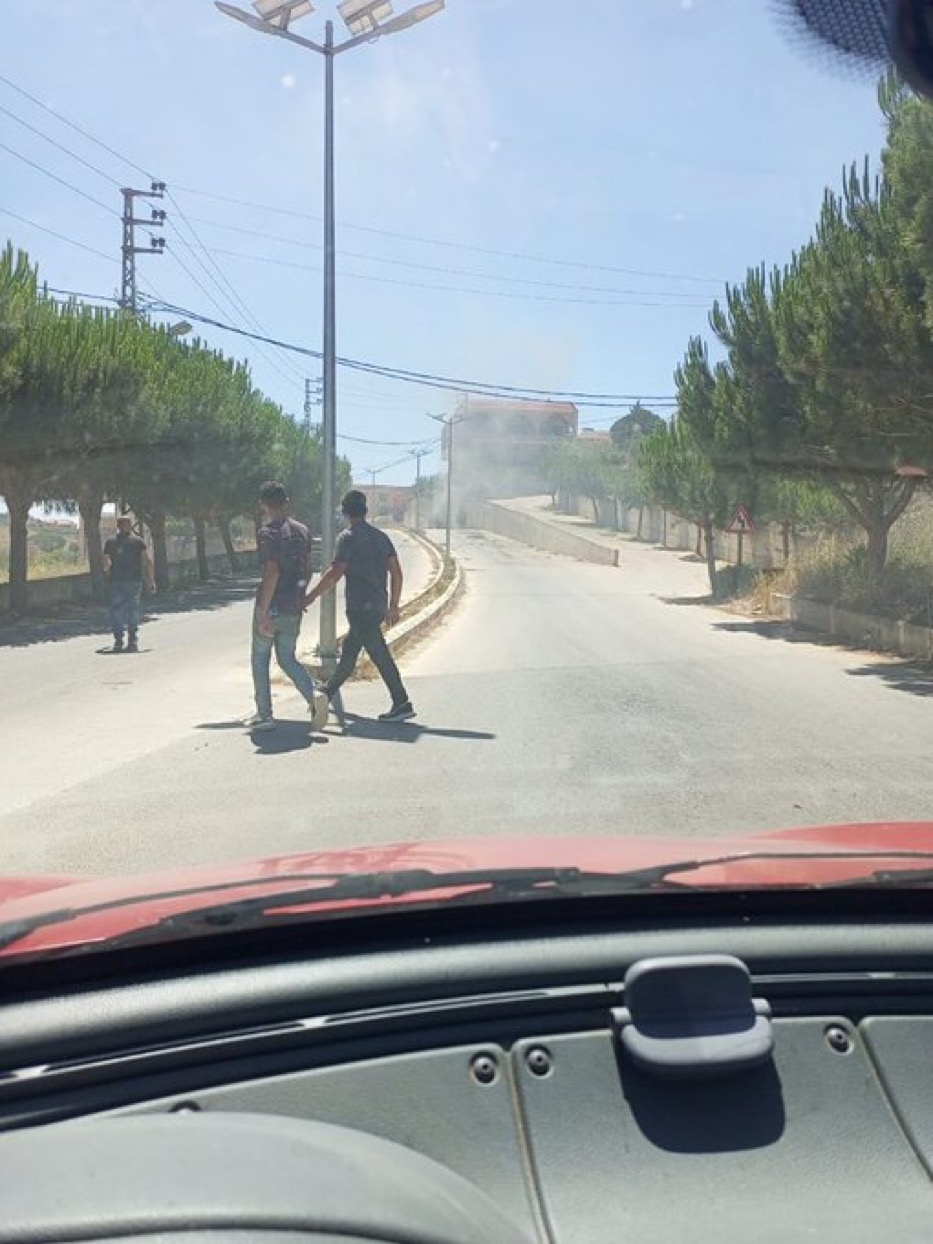 بالفيديو: طائرة مسيرة تقصف سيارة في مدينة بنت جبيل ⁧