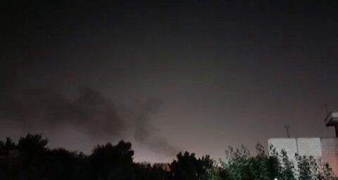 بالفيديو: انفجار مجهول المصدر شرق طهران… والدخان يغطي السماء