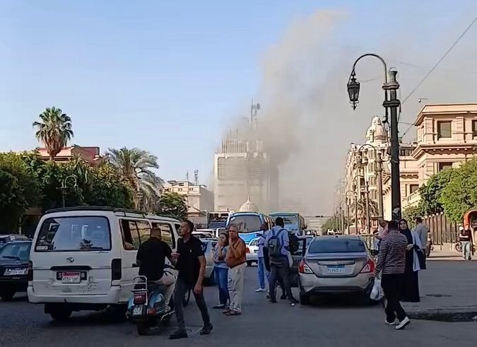 حريق ضخم في مبنى سنترال رمسيس وسط القاهرة والدفاع المدني يتدخل