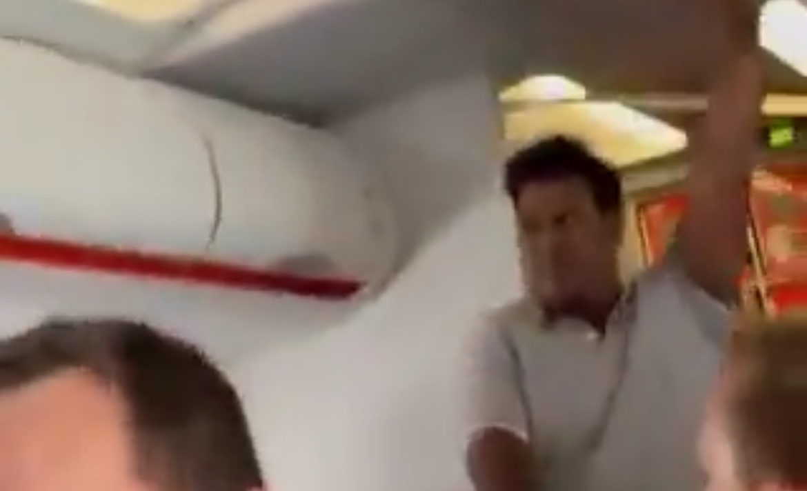 بالفيديو: حالة طوارئ على متن طائرة EasyJet بعد تهديدات وركّاب يقيّدون رجلاً صرخ 'الـله أكبر'