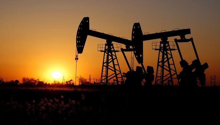 تراجعت 12% خلال الأسبوع.. أسعار النفط ترتفع قليلا الجمعة