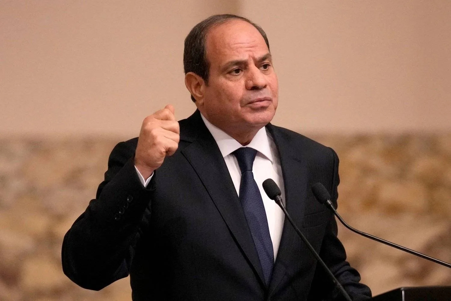 فقيه دستوري يشرح حق رئيس الجمهورية في الاعتراض على قانون الإيجار القديم وإعادة إرساله للبرلمان