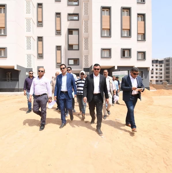 وزير الإسكان يتفقد أعمال مشروعي تطوير شبكة الصرف الصناعي والإسكان الأخضر بالعاشر