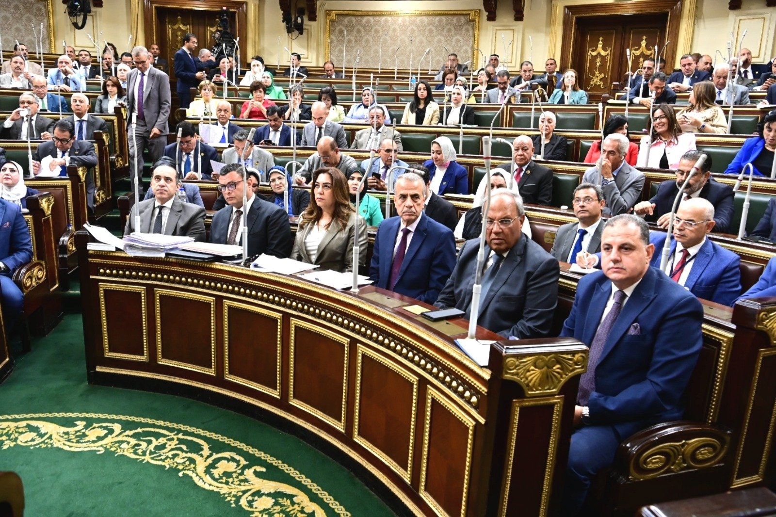 برلماني: الحكومة «نبت شيطاني» وفوزي: «عيب».. «خناقة» في النواب بسبب الإيجار القديم