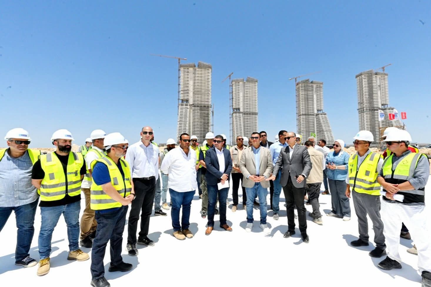 وزير الإسكان يتفقد موقف تنفيذ أبراج «الداون تاون» وبحيرات «كريستال لاجون» بالعلمين الجديدة