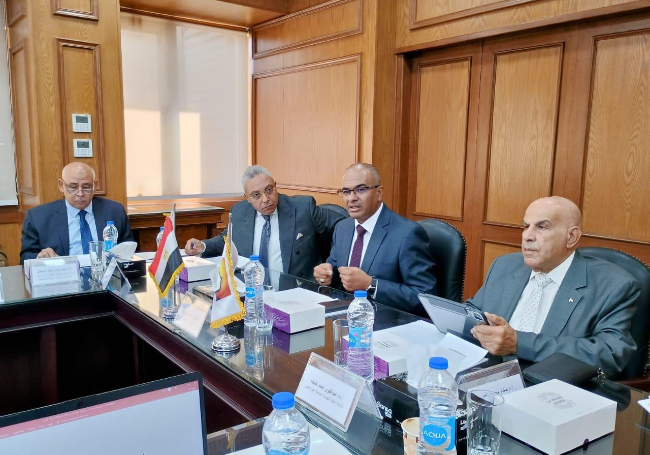 نائب وزير الإسكان يناقش مع اللجنة التنسيقية العليا تحديث أكواد مياه الشرب والصرف الصحي