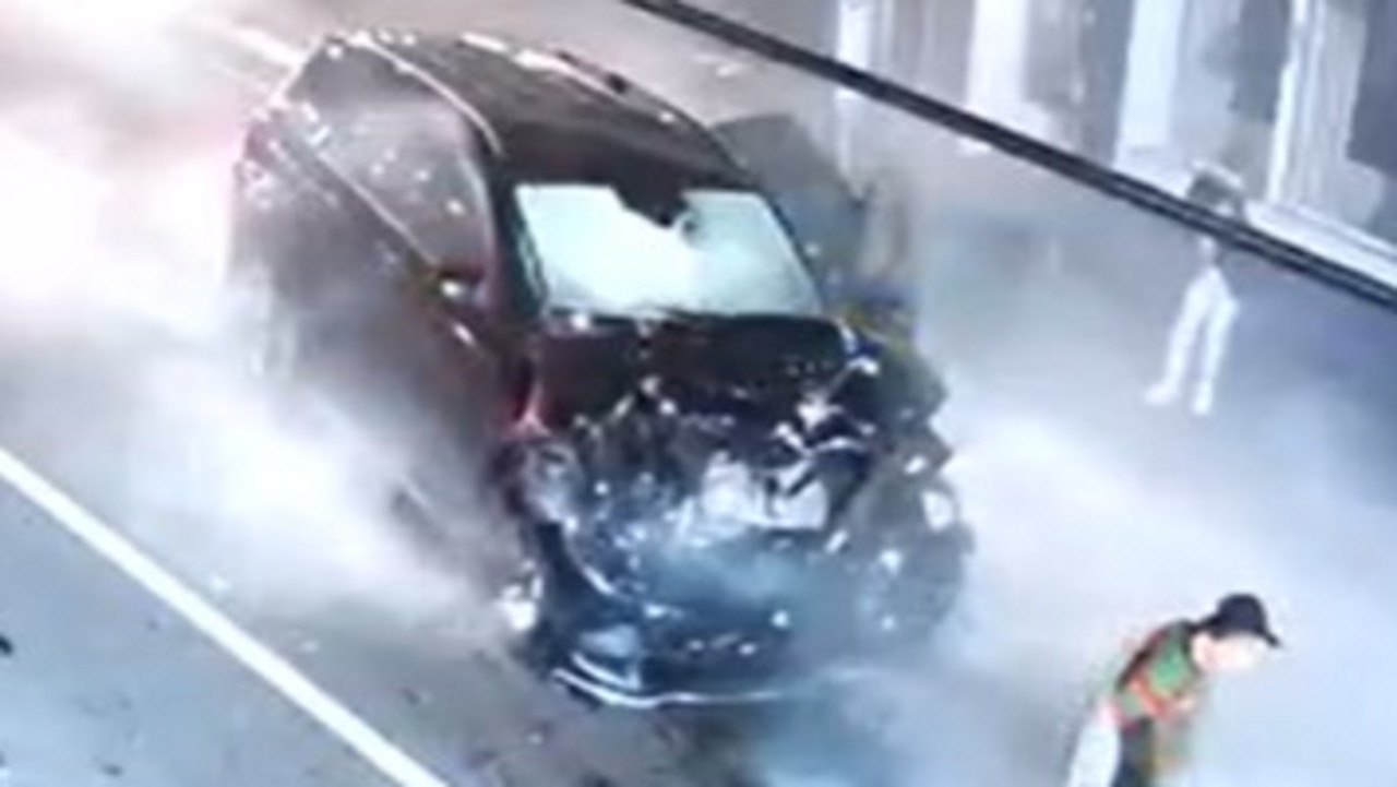 Diners rush in after horror head-on crash on busy King Street in Sydney's Newtown