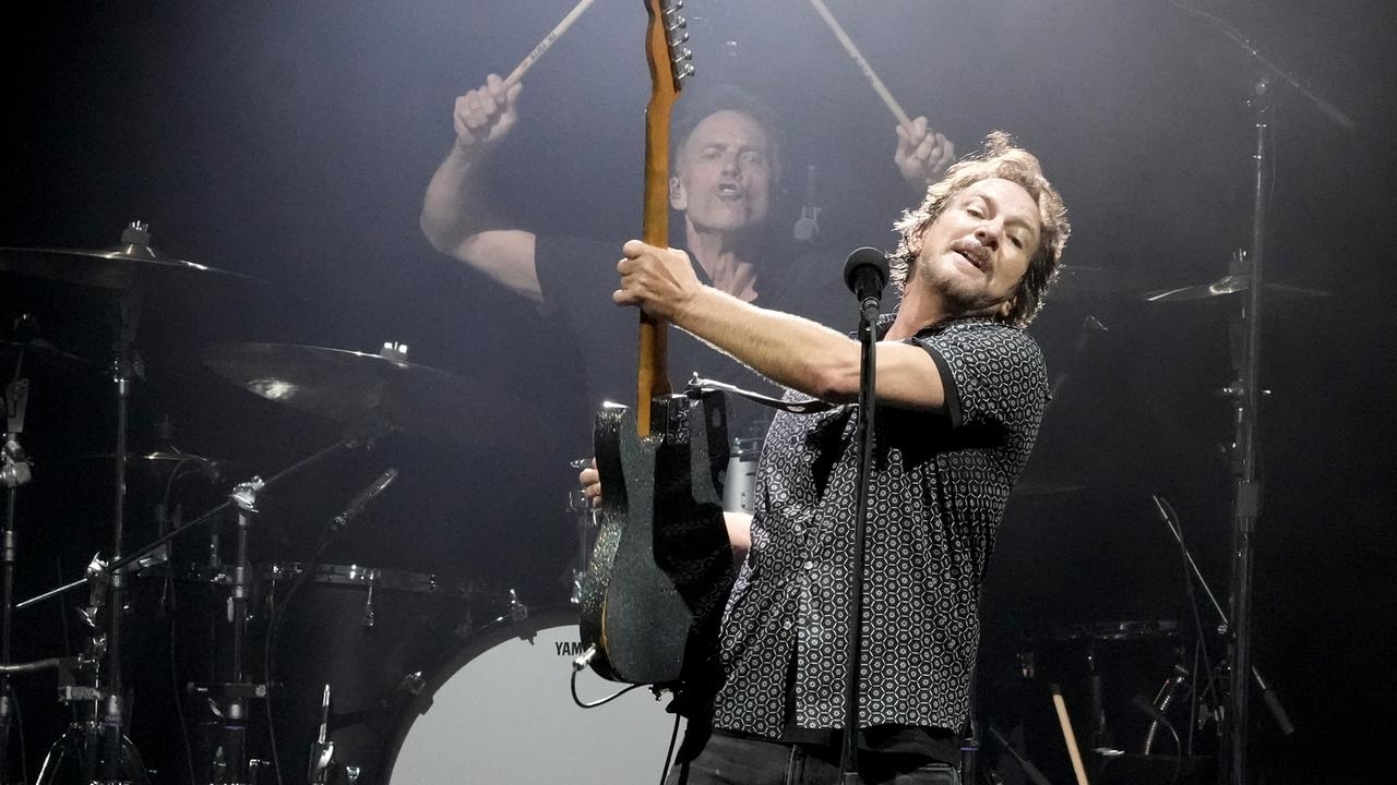 ‘This is shocking': Iconic rock star quits band