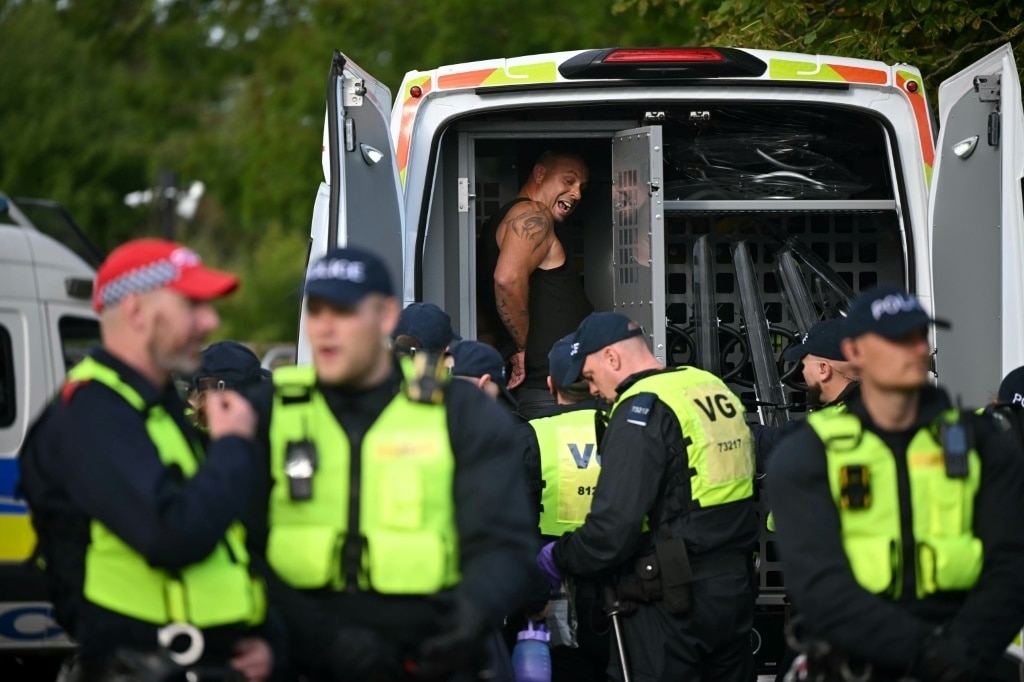 New clashes outside London hotel housing migrants