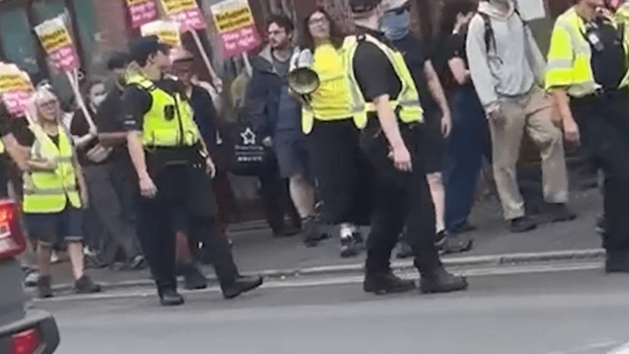 ‘Heads must roll': Fury as UK police admit escorting pro-migrant protesters to Epping asylum hotel