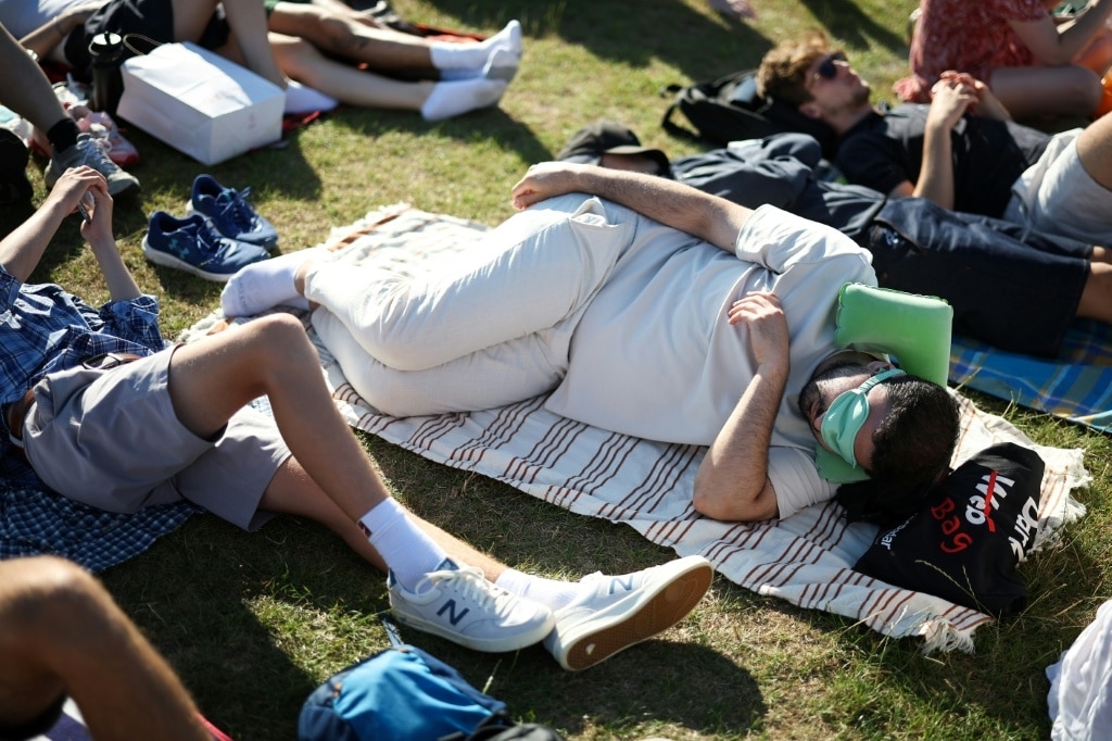 Tennis fans sizzle as heatwave hits Wimbledon